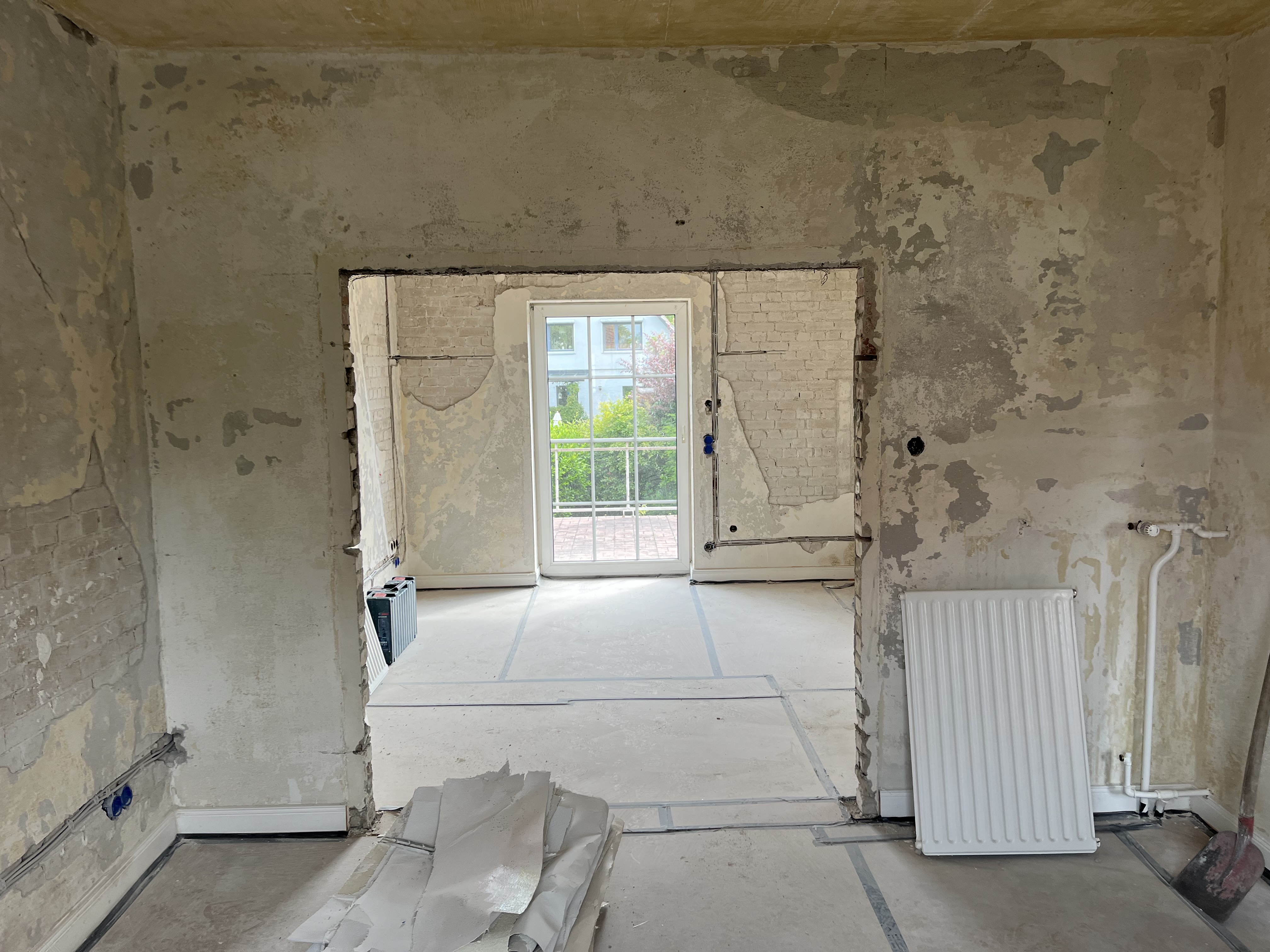 Sanierungsbedürftiges Dach, im Prozess der Sanierung